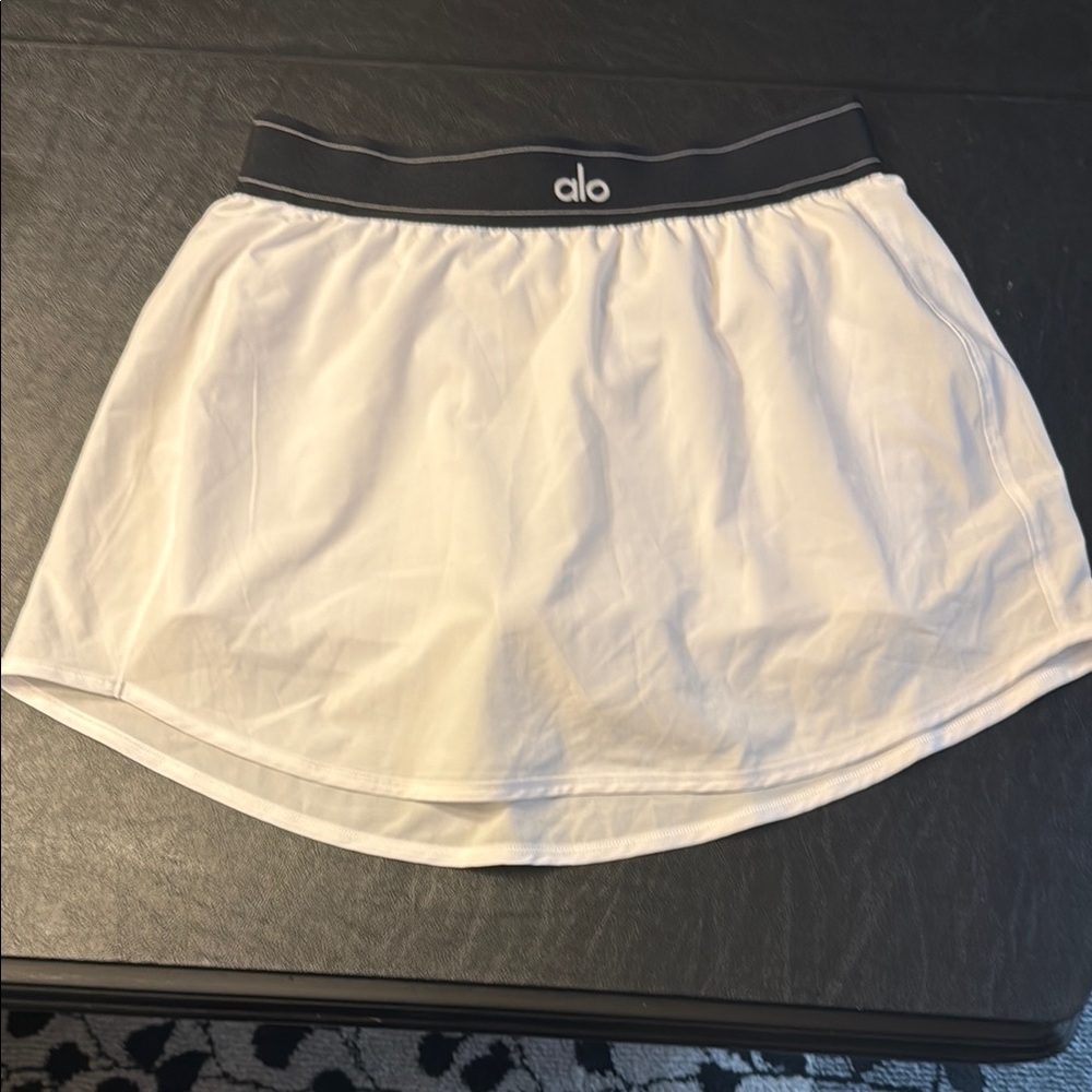 ALO Yoga Women's White Athletic Skort with Black Waistband